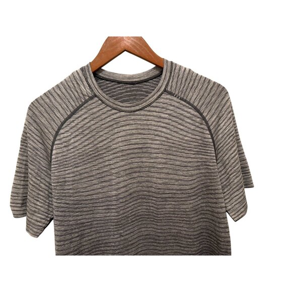 Lululemon Mens Metal Vent Tech Short Sleeve Shirt Gray/Black Ombre Stripe Lightw - Picture 4 of 8